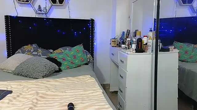 charlotte 077 online show from 04/07/26, 03:52