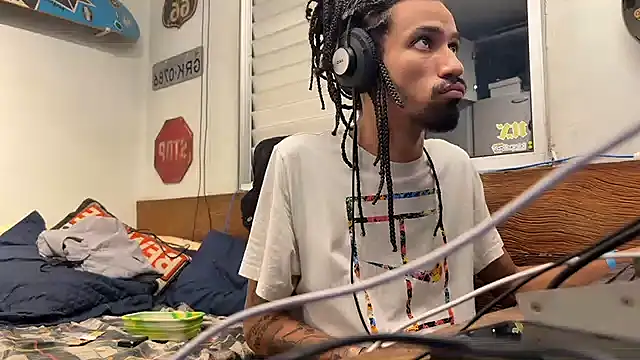 Snapshot of hotcamboy420 chatting on 12/10/24, 05:17 hotcamboy420 online show from 12/10/24, 05:17