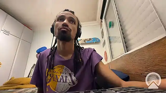 Snapshot of hotcamboy420 chatting on 12/18/24, 04:09 hotcamboy420 online show from 12/18/24, 04:09