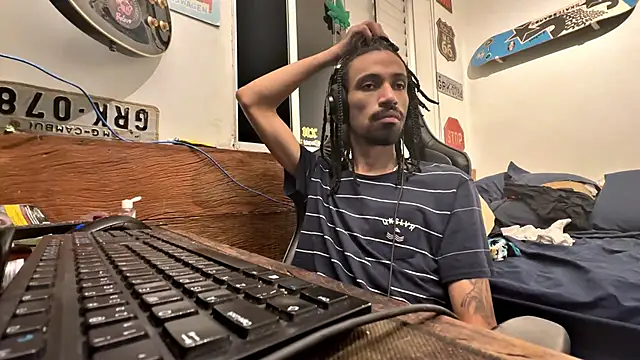 Snapshot of hotcamboy420 chatting on 02/11/25, 04:11 hotcamboy420 online show from 02/11/25, 04:11