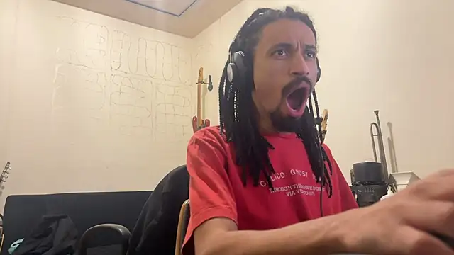 Snapshot of hotcamboy420 chatting on 10/31/25, 06:21 hotcamboy420 online show from 10/31/25, 06:21