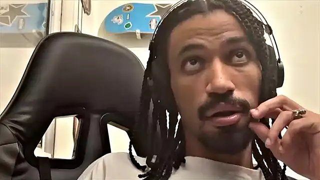 Snapshot of hotcamboy420 chatting on 02/14/25, 04:04 hotcamboy420 online show from 02/14/25, 04:04