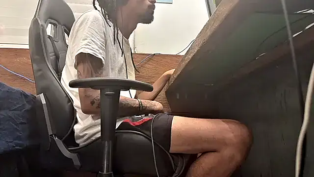 Snapshot of hotcamboy420 chatting on 02/02/25, 05:32 hotcamboy420 online show from 02/02/25, 05:32