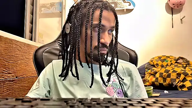 Snapshot of hotcamboy420 chatting on 02/18/25, 03:53 hotcamboy420 online show from 02/18/25, 03:53