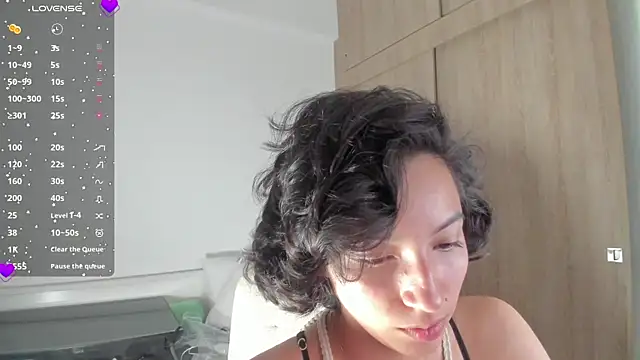 Snapshot of laura-hills18 chatting on 10/03/25, 02:26 laura-hills18 online show from 10/03/25, 02:26