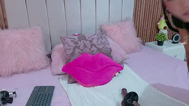 Snapshot of cristal_subin69 chatting on 11/16/25, 12:54 cristal subin69 online show from 11/16/25, 12:54