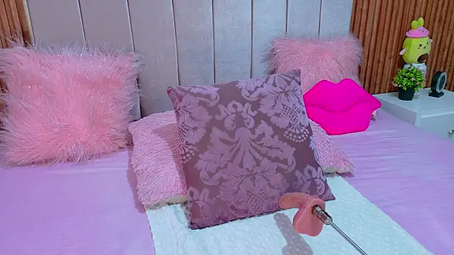 Snapshot of cristal_subin69 chatting on 11/28/25, 12:05 cristal subin69 online show from 11/28/25, 12:05