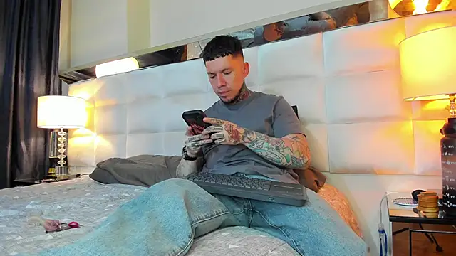 Snapshot of Adam_tatto chatting on 10/05/25, 03:52 Adam tatto online show from 10/05/25, 03:52