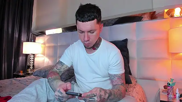 Snapshot of Adam_tatto chatting on 10/15/25, 02:43 Adam tatto online show from 10/15/25, 02:43