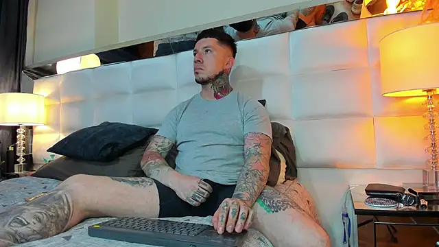 Snapshot of Adam_tatto chatting on 09/30/25, 01:44 Adam tatto online show from 09/30/25, 01:44
