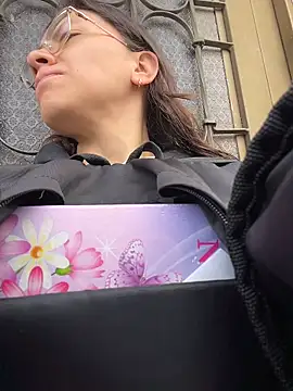 Snapshot of karlamorris_ chatting on 02/14/26, 01:44 karlamorris online show from 02/14/26, 01:44