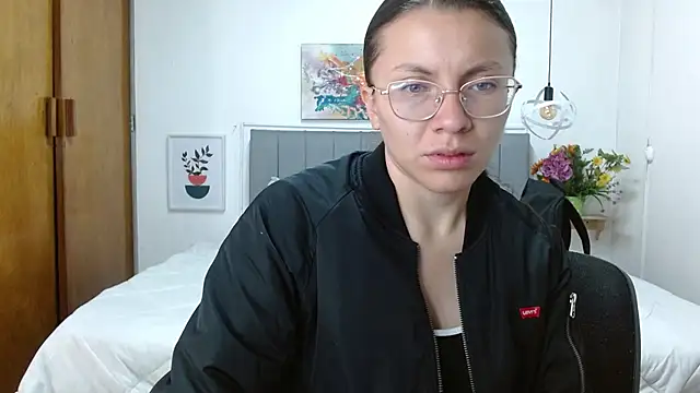 karlamorris  online show from 12/18/25, 01:37