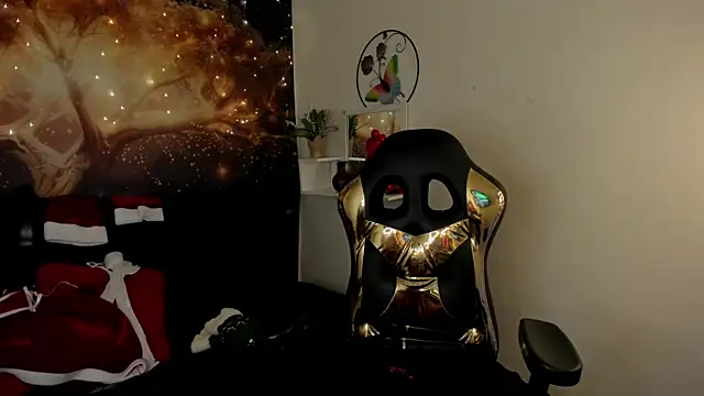 Snapshot of Lust_Mom41 chatting on 12/21/24, 12:27 Lust Mom41 online show from 12/21/24, 12:27