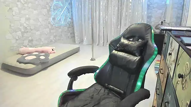 Snapshot of JessicaFamee chatting on 04/01/26, 11:34 JessicaFamee online show from 04/01/26, 11:34