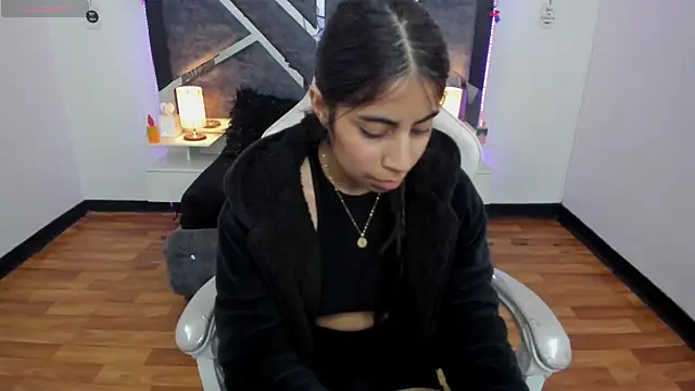 Snapshot of lunitaa18 chatting on 02/27/25, 01:41 lunitaa18 online show from 02/27/25, 01:41