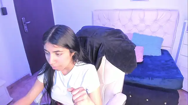 lunitaa18 online show from 12/22/25, 08:42