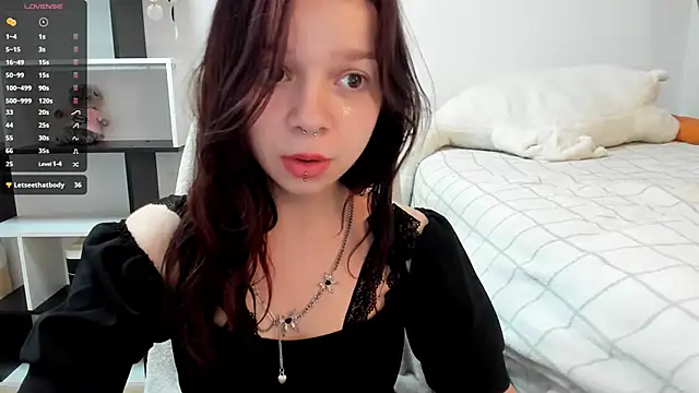 Snapshot of crystal_lilith chatting on 02/13/25, 02:01 crystal lilith online show from 02/13/25, 02:01