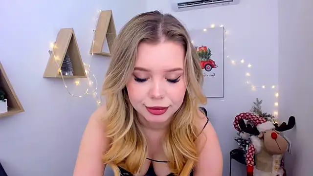 Snapshot of FollowLovee chatting on 12/17/25, 11:37 FollowLovee online show from 12/17/25, 11:37