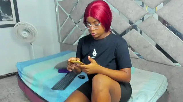 EvaxEmma online show from 12/01/25, 01:12