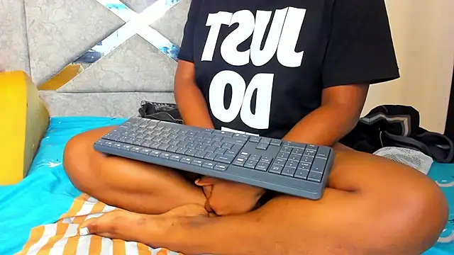 EvaxEmma online show from 03/17/25, 06:21