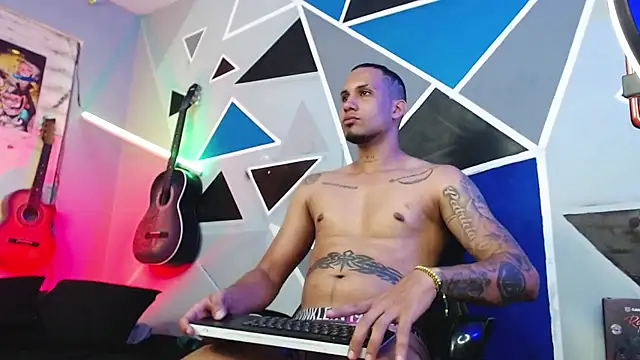 Snapshot of MagnusFrost chatting on 10/04/25, 11:06 MagnusFrost online show from 10/04/25, 11:06