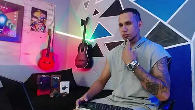 Snapshot of MagnusFrost chatting on 10/22/25, 04:23 MagnusFrost online show from 10/22/25, 04:23