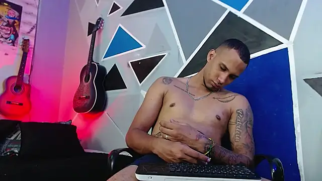 Snapshot of MagnusFrost chatting on 09/21/25, 09:03 MagnusFrost online show from 09/21/25, 09:03