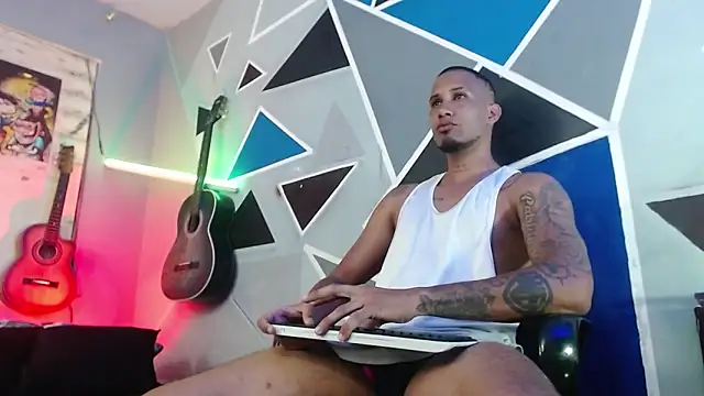 Snapshot of MagnusFrost chatting on 11/28/25, 08:09 MagnusFrost online show from 11/28/25, 08:09