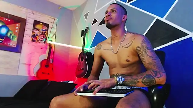 Snapshot of MagnusFrost chatting on 11/19/25, 06:02 MagnusFrost online show from 11/19/25, 06:02