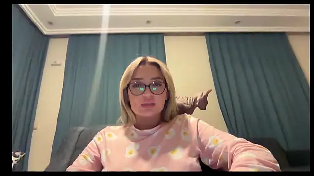 yaprakmericc online show from 11/22/25, 11:25