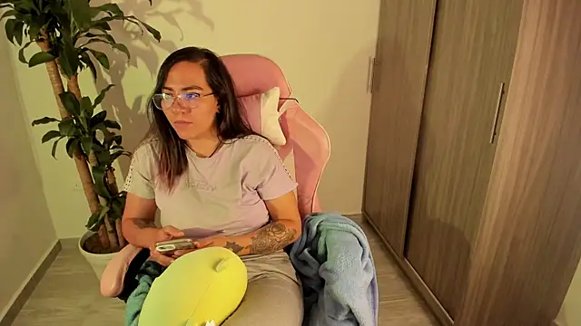 Sofi Martinezz0 online show from 10/15/25, 02:21