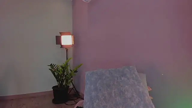Snapshot of LynnSam_ chatting on 02/14/25, 03:00 LynnSam online show from 02/14/25, 03:00
