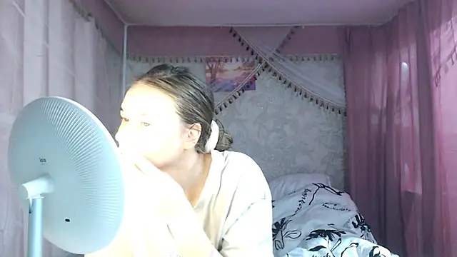 leila bambi  online show from 11/23/25, 12:48