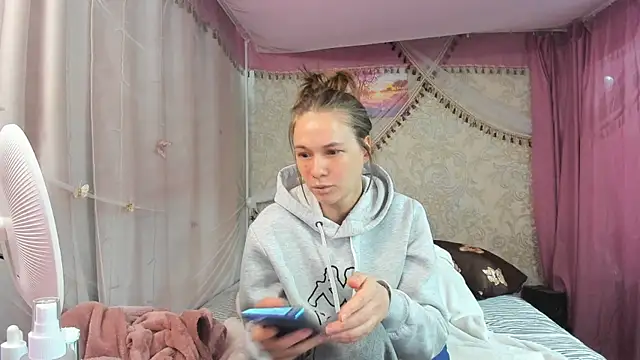 leila bambi  online show from 04/10/26, 10:55