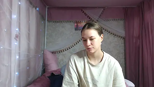 leila bambi  online show from 11/26/25, 03:56