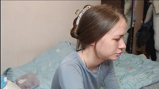 leila bambi  online show from 02/19/25, 02:12