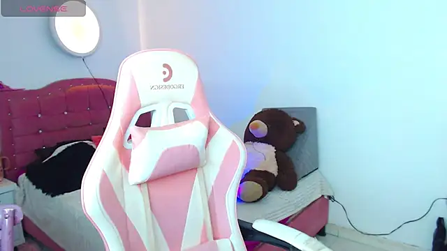 camila hootie online show from 04/19/26, 04:24