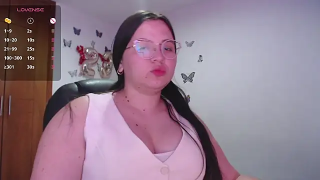 Snapshot of Sarahros1 chatting on 03/19/25, 11:47 Sarahros1 online show from 03/19/25, 11:47