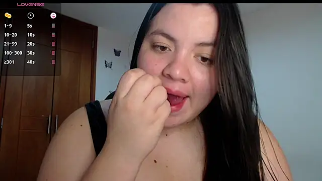 Snapshot of Sarahros1 chatting on 10/14/25, 03:40 Sarahros1 online show from 10/14/25, 03:40