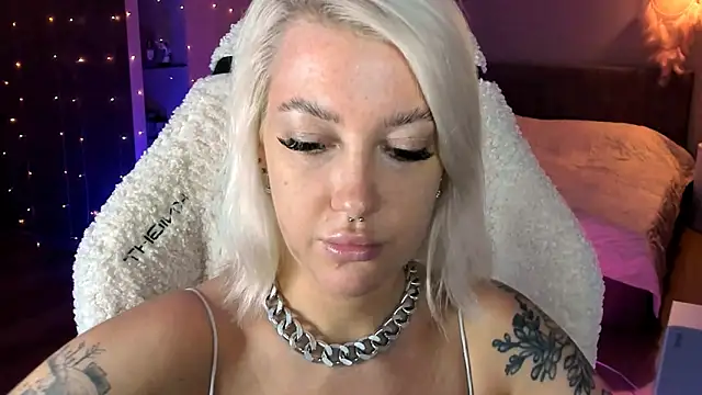 Snapshot of tykioty_Miley chatting on 11/21/25, 01:32 tykioty Miley online show from 11/21/25, 01:32