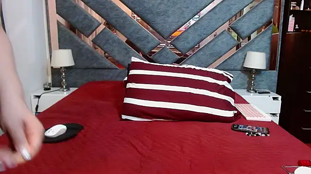 KarlaTesg online show from 11/25/25, 09:15