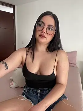 Snapshot of montmariana chatting on 06/19/26, 06:36 montmariana online show from 06/19/26, 06:36