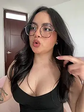 Snapshot of montmariana chatting on 06/17/26, 09:47 montmariana online show from 06/17/26, 09:47