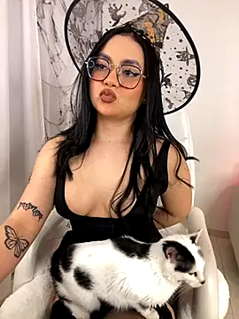 Snapshot of montmariana chatting on 10/16/25, 02:09 montmariana online show from 10/16/25, 02:09