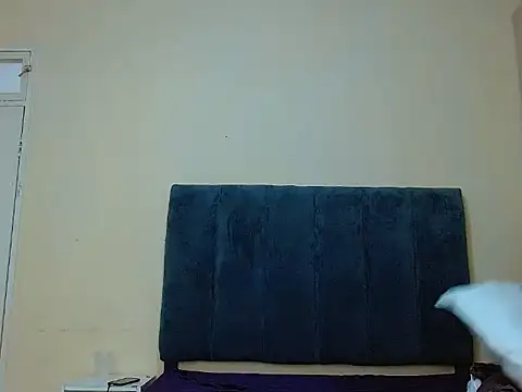 Snapshot of curvycloe1 chatting on 10/10/25, 06:36 curvycloe1 online show from 10/10/25, 06:36