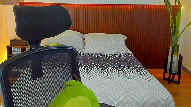 KatherineBond online show from 11/07/25, 08:46