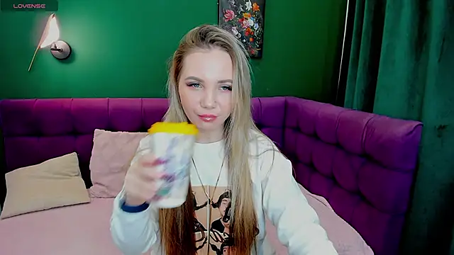 Snapshot of EvaMoran chatting on 11/06/25, 01:31 EvaMoran online show from 11/06/25, 01:31