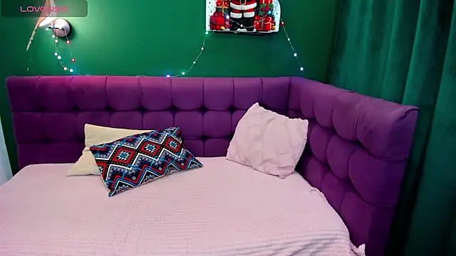 Snapshot of EvaMoran chatting on 12/17/25, 01:43 EvaMoran online show from 12/17/25, 01:43