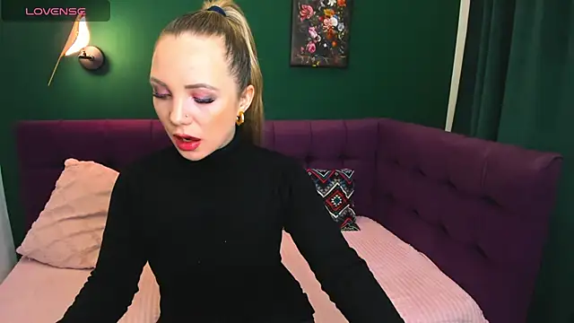 Snapshot of EvaMoran chatting on 11/11/25, 02:17 EvaMoran online show from 11/11/25, 02:17