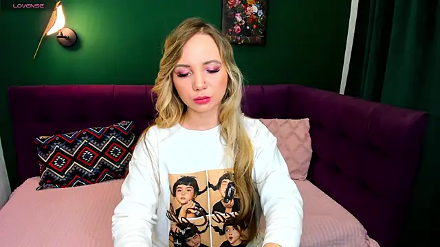 Snapshot of EvaMoran chatting on 11/10/25, 01:43 EvaMoran online show from 11/10/25, 01:43